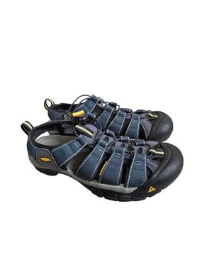 KEEN Newport H2 Closed-Toe Sandals in Navy and Black